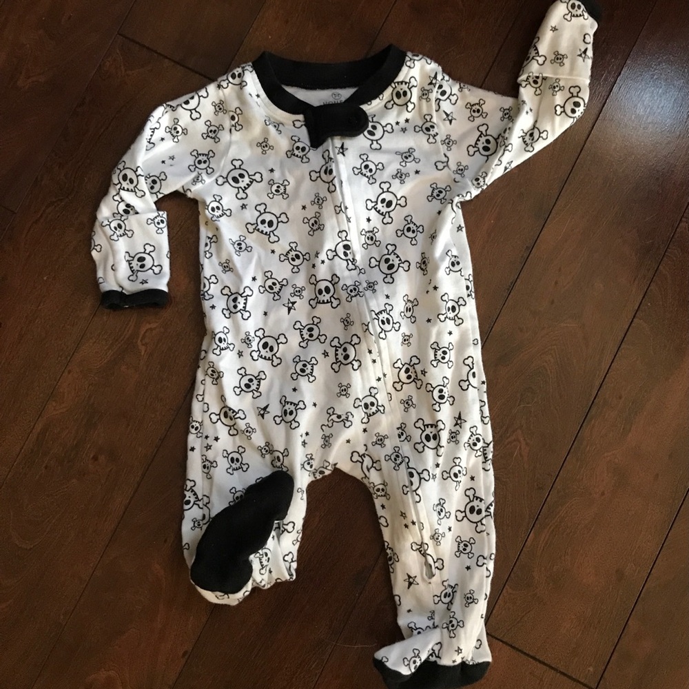 Skull & Crossbones Onesie by Honest Baby (0-3mo)